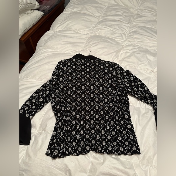 Dressy black blouse with zipper front in flouncy sleeves - Picture 4 of 6